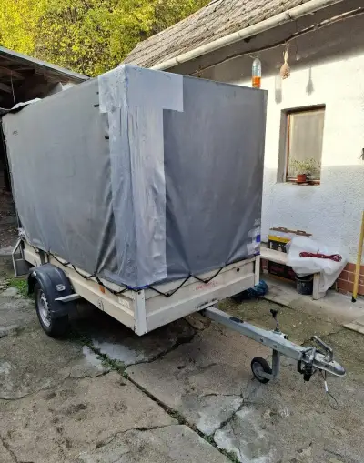 Oplachtovaný vozík.