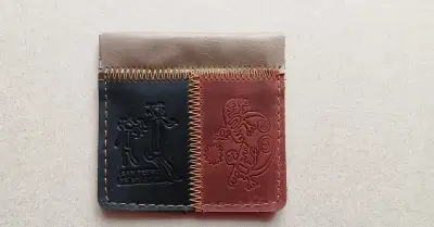KOŽENÁ PEŇAŽENKA s ornamentami