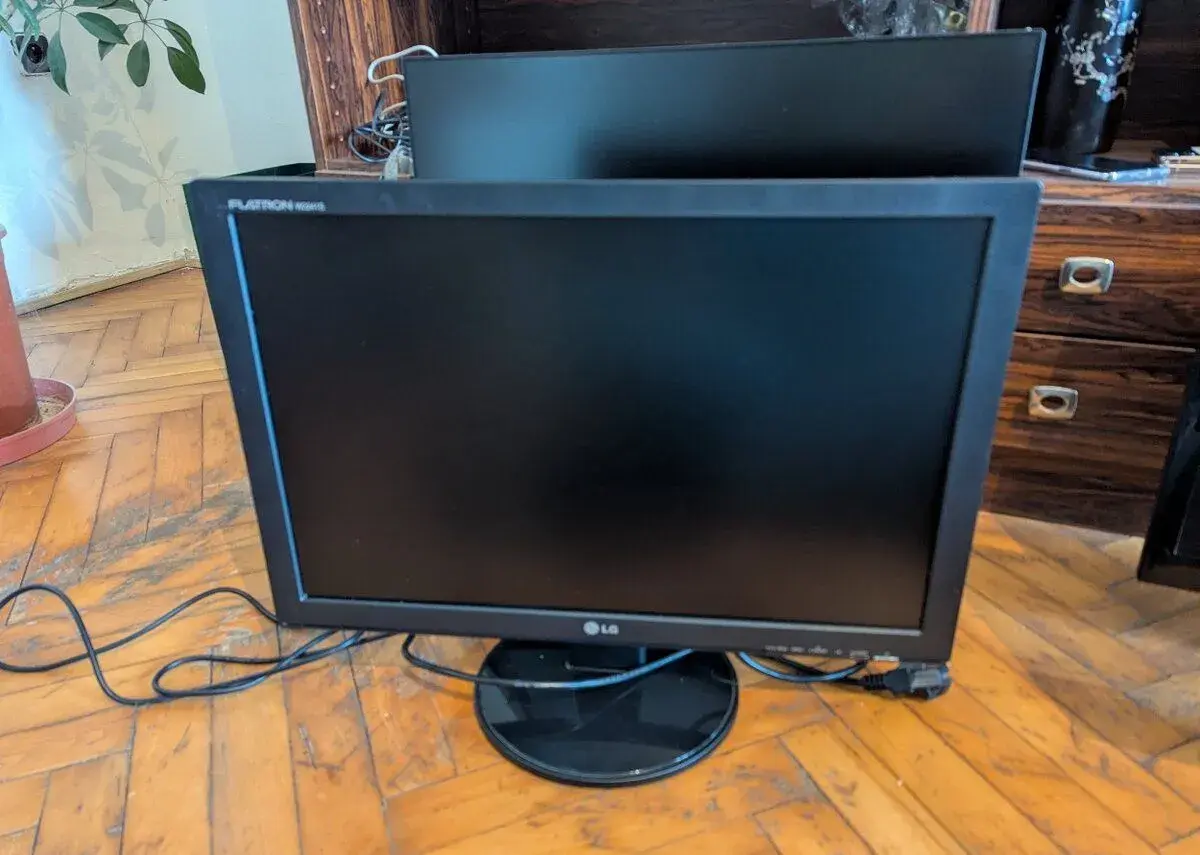 Plne funkčné monitory – Samsung, LG