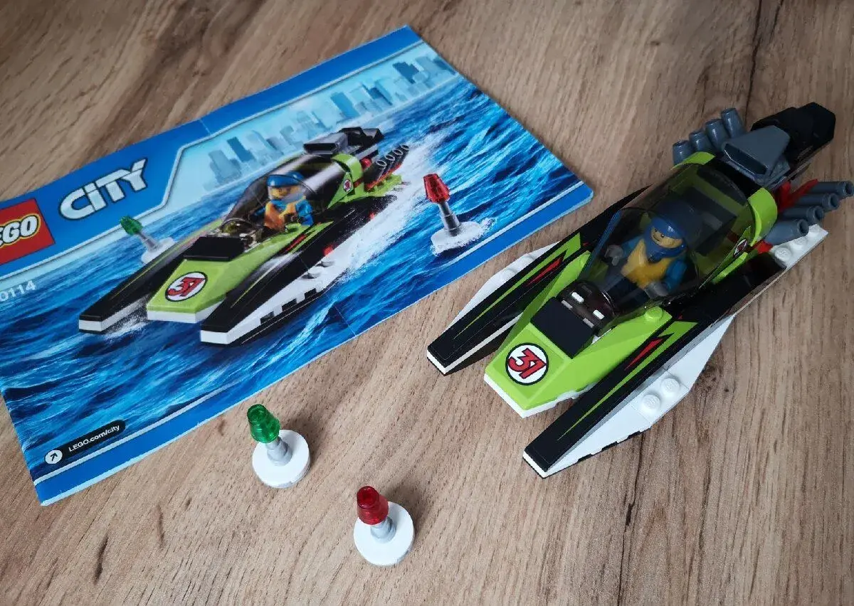 LEGO City 60114 Pretekársky čln