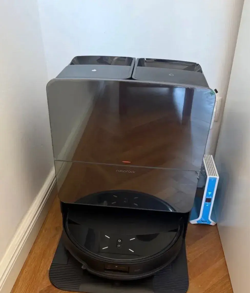 Roborock Saros R10 – robotický vysávač – výborný stav