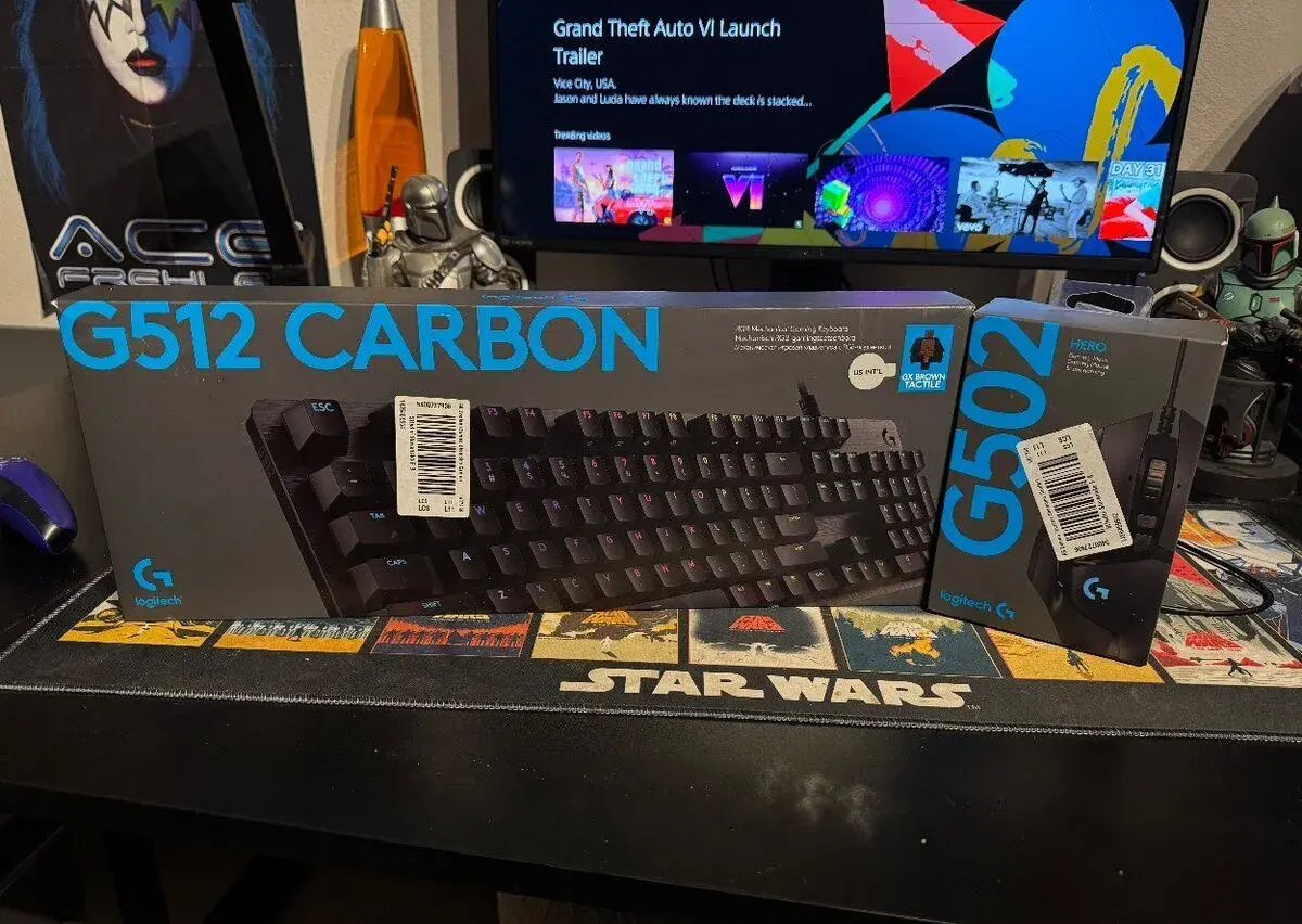 Logitech G512 Carbon a Logitech G502 Hero