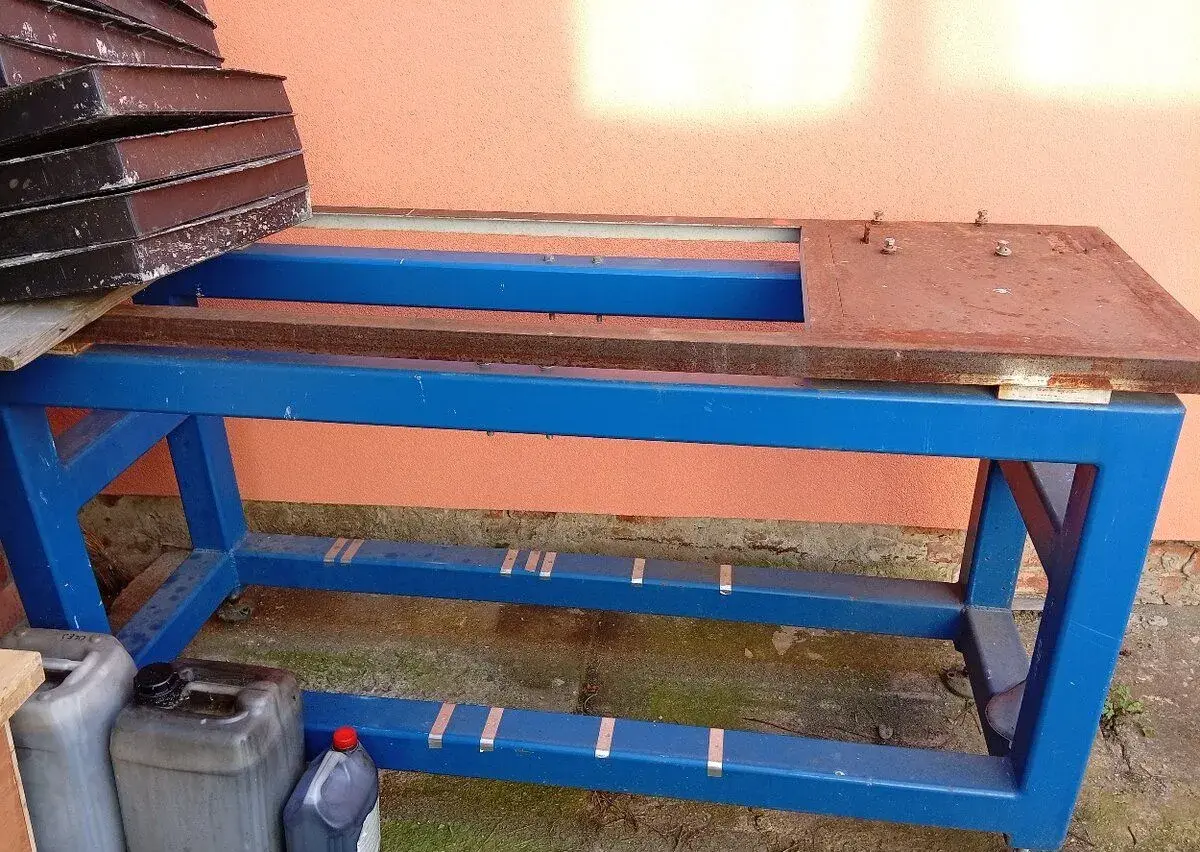 Masivny pracovný stol