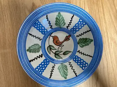 Pozdišovská keramika – závesný tanier s vtáčikom (Parikrupa)
