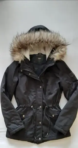 Kvalitná čierna parka Only M