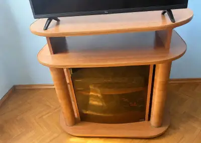 Stolík (skrinku) pod TV