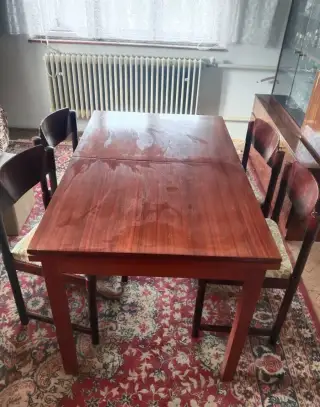 Obývačka, stôl stoličky.