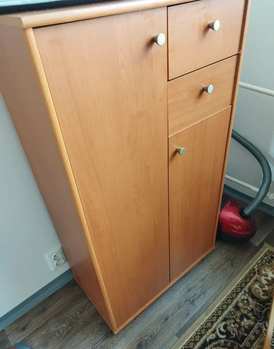 Skrinka a komoda a kúpeľňová skrinka so zrkadlom