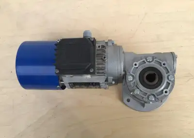 Motor s prevodovkov