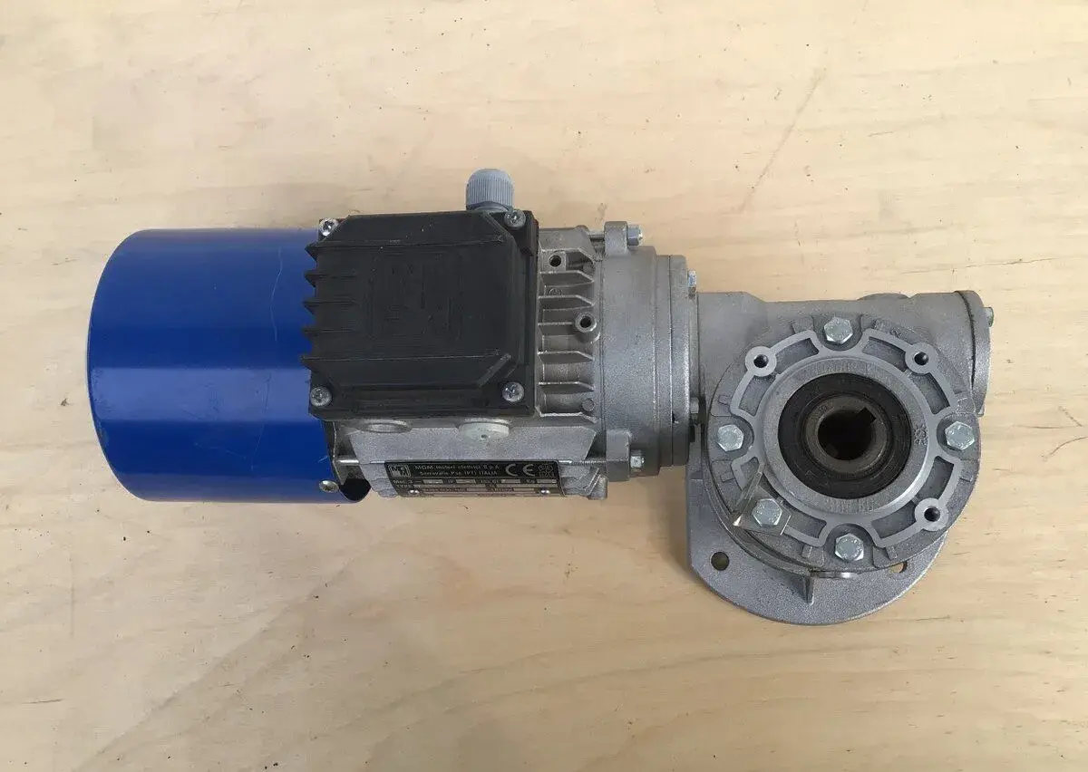 Motor s prevodovkov