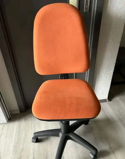 Otočnú stoličku na kolieskach