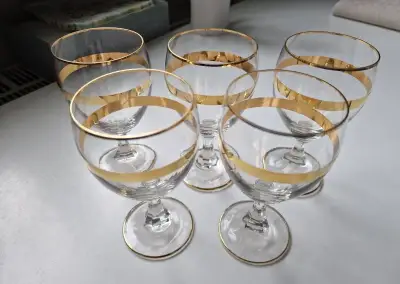 Elegantné poháre na víno so zlatým pásom – 5 ks