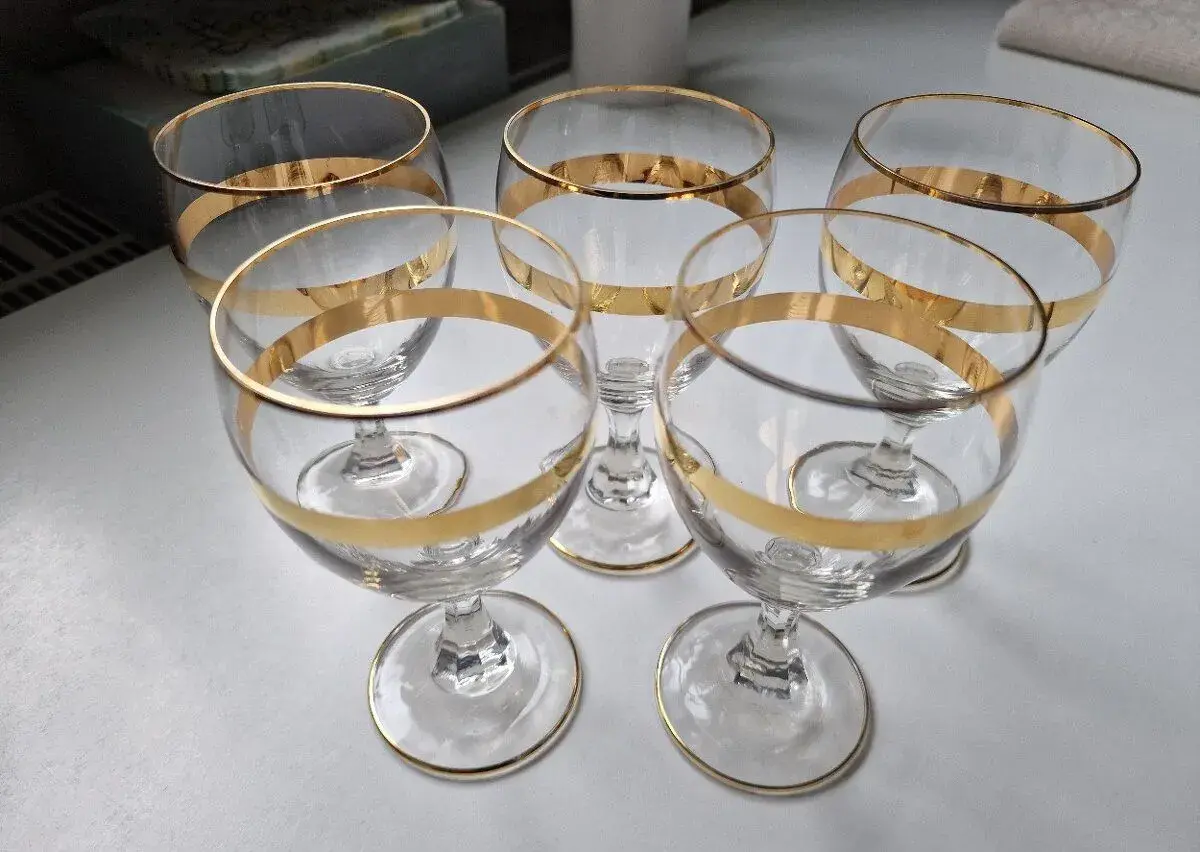 Elegantné poháre na víno so zlatým pásom – 5 ks