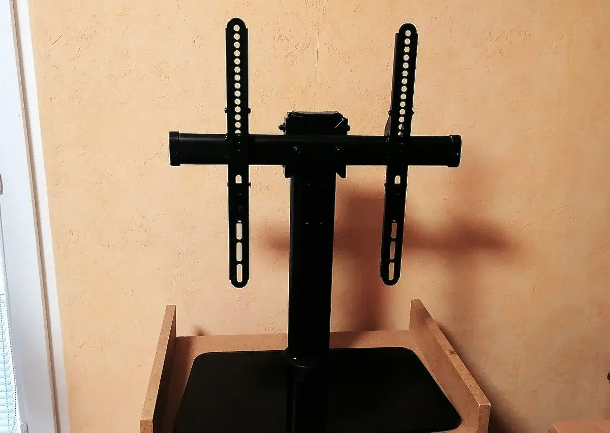 Otočný stojan na televízor