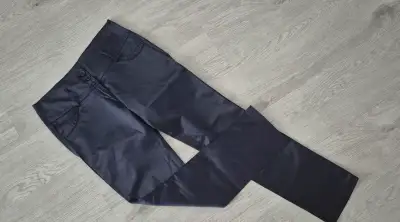 Tmavomodré lesklé nohavice elegantné