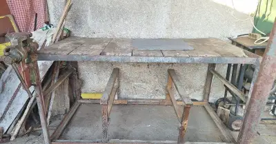 Dielenský pracovny stôl so zverákom