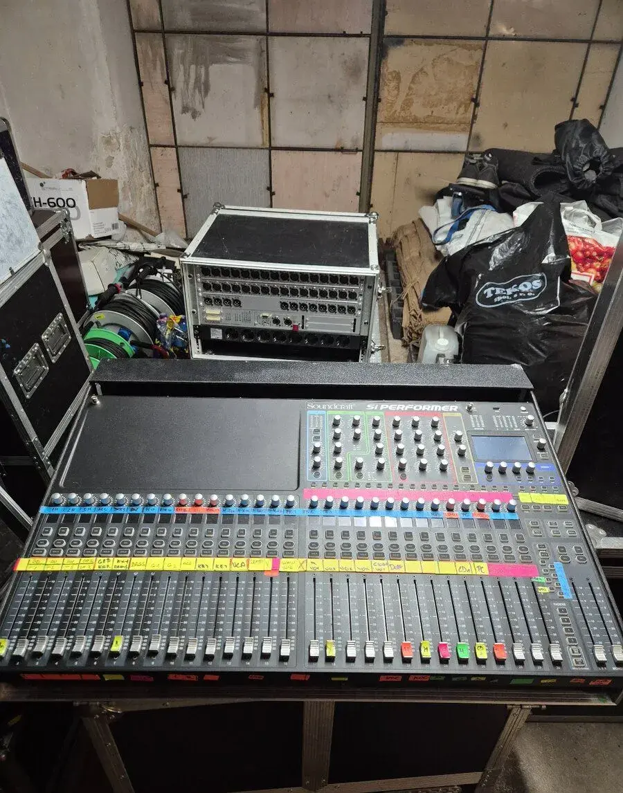 Digitálny mixpult SOUNDCRAFT Performer 3 + stagege box VI