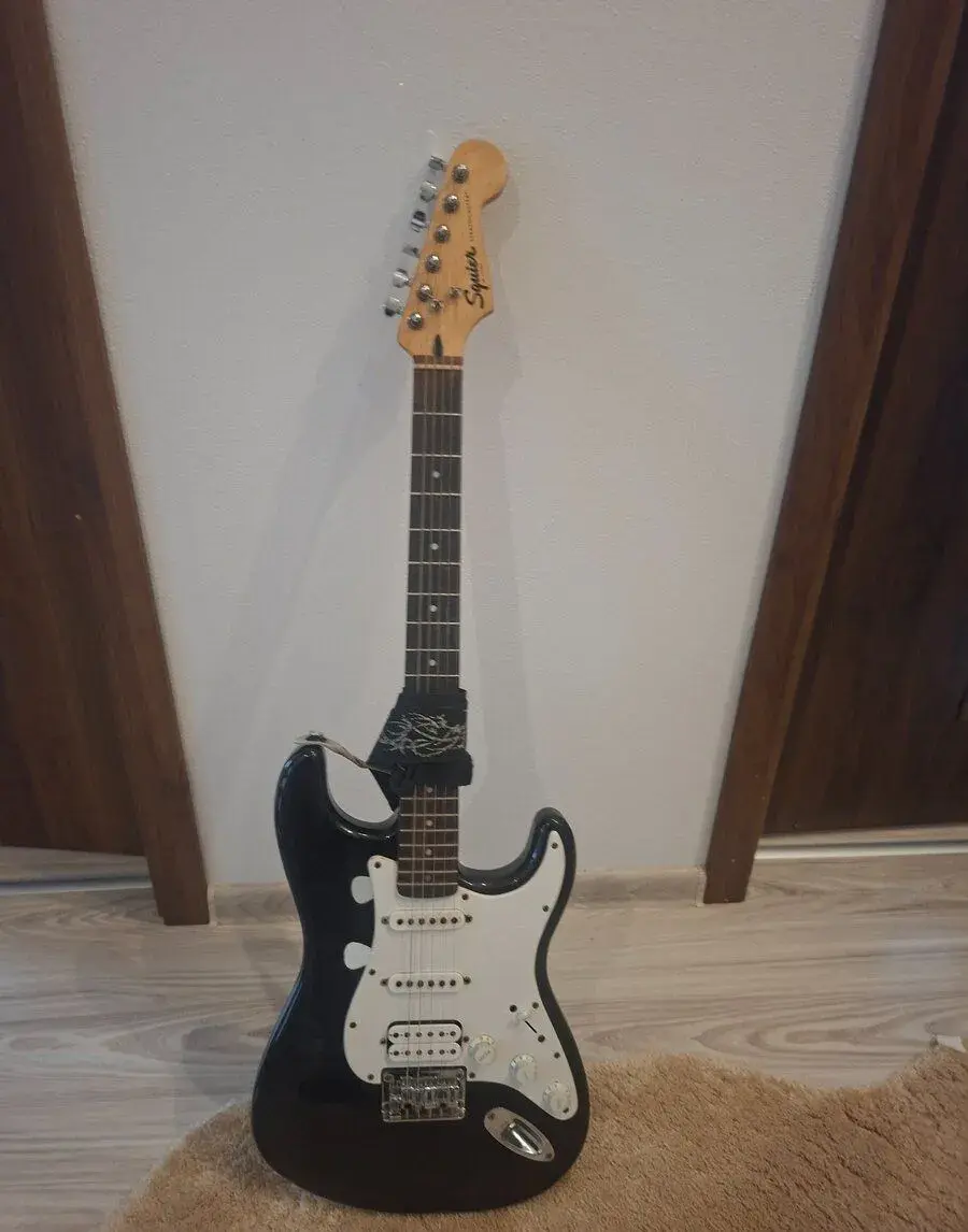 Gitaru squier fender