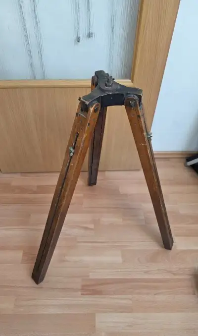 Veľmi starý retro drevený statív stojan
