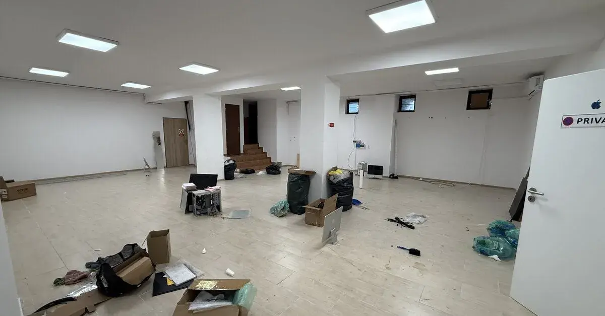 Sklad, obchodný priestor 160m2, prístrešok/sklad 32 m2, MČ J