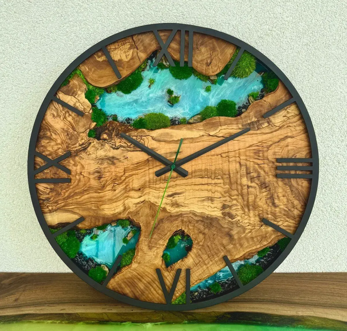 Machove hodiny s drevom a epoxidom 50cm Olivove drevene