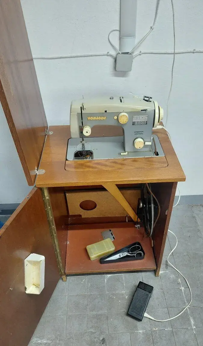 Šijací stroj Veritas Programm Automatic so stolíkom