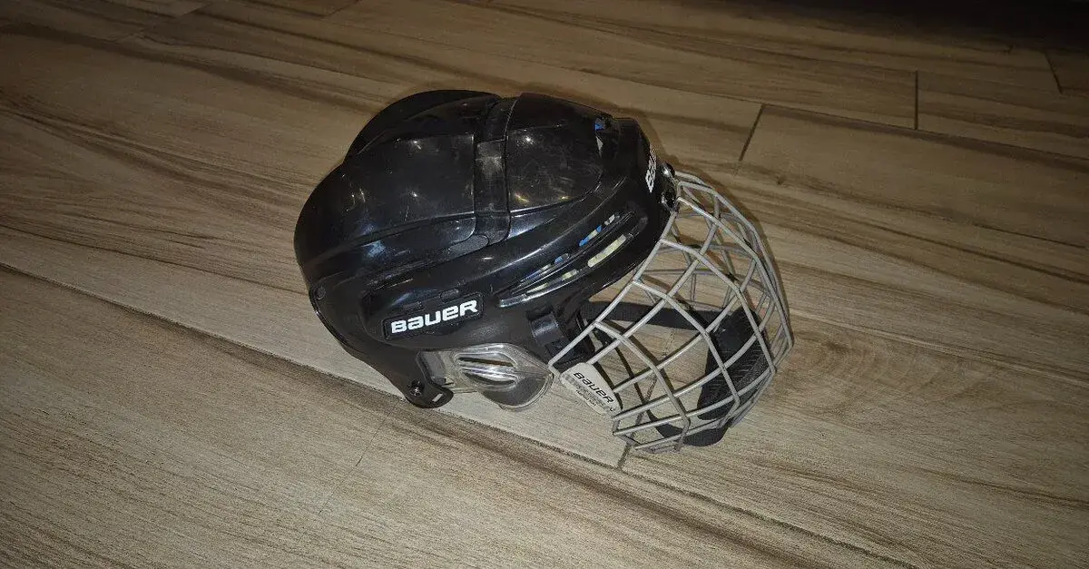 Hokejovu prilbu Bauer