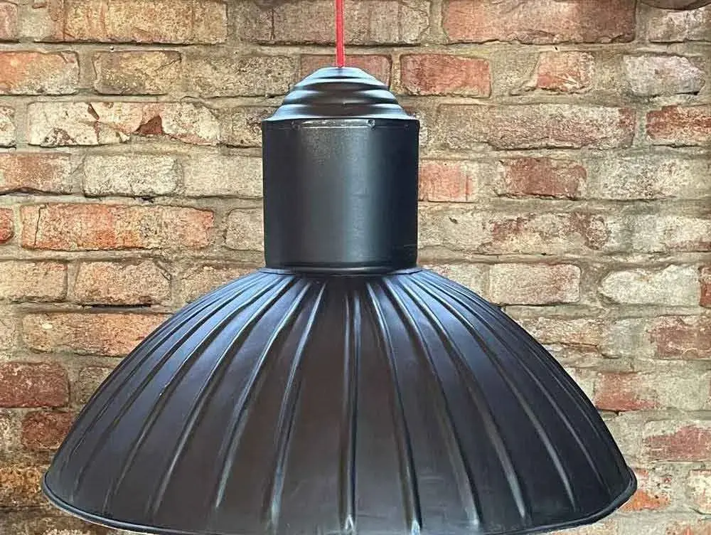 Stará závesná kovová lampa