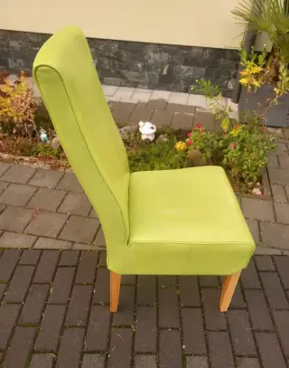 Jedálenské stoličky z kože a masívu