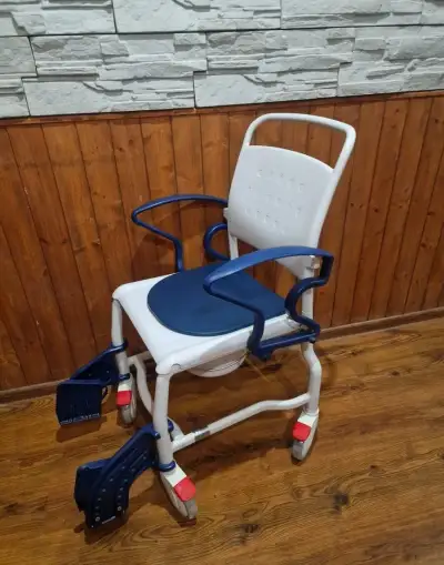 Toaletný vozík, stolička. PREJDE CEZ 60cm dveeere