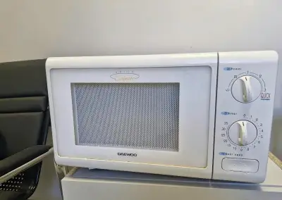 Mikrovlnka Daewoo model KOR-6105