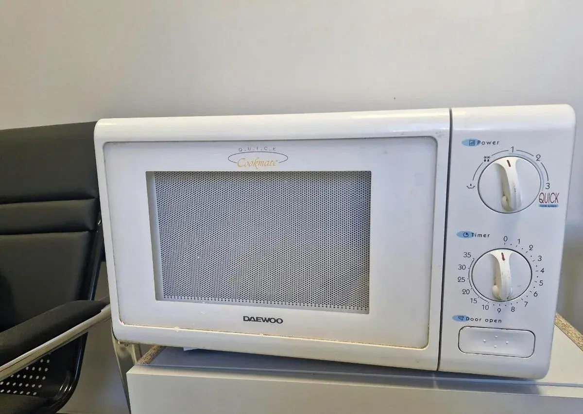 Mikrovlnka Daewoo model KOR-6105