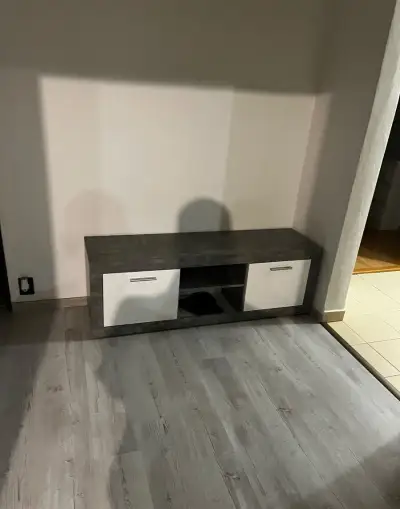 Skrinka pod televízor