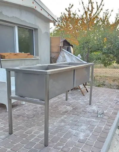 - Nerezový umývací stôl s 2 drezami