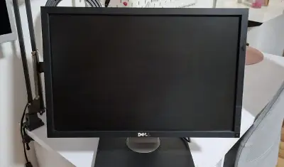Počitatovy monitor DELL velkosti 19''.Plne funkčny.