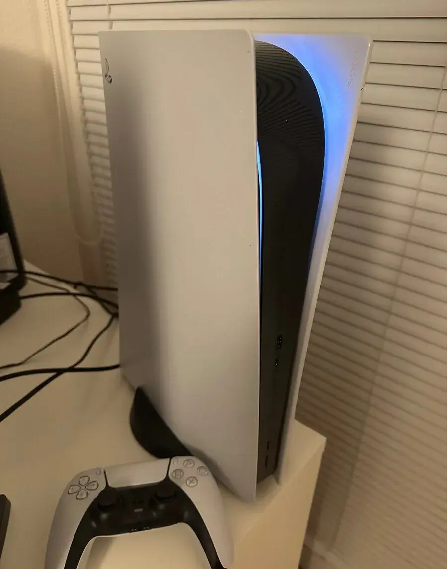 Playstation 5 s mechaniku.