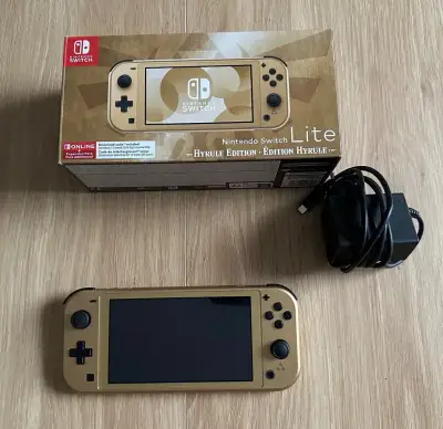 Nintendo Switch Lite Hyrule Edition + 2 hry (Zelda, Pokemon)