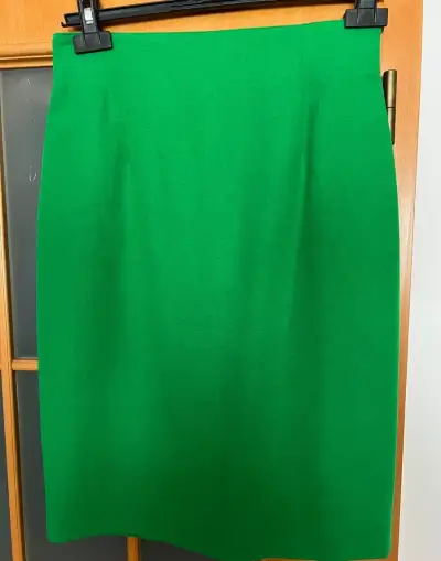 Dámsku zelenú elegantnú sukňu