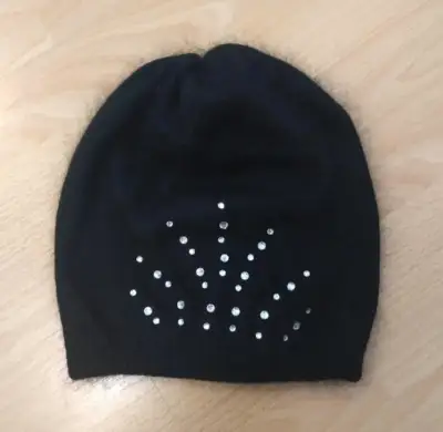 Dámska čierna čiapka s kamienkami