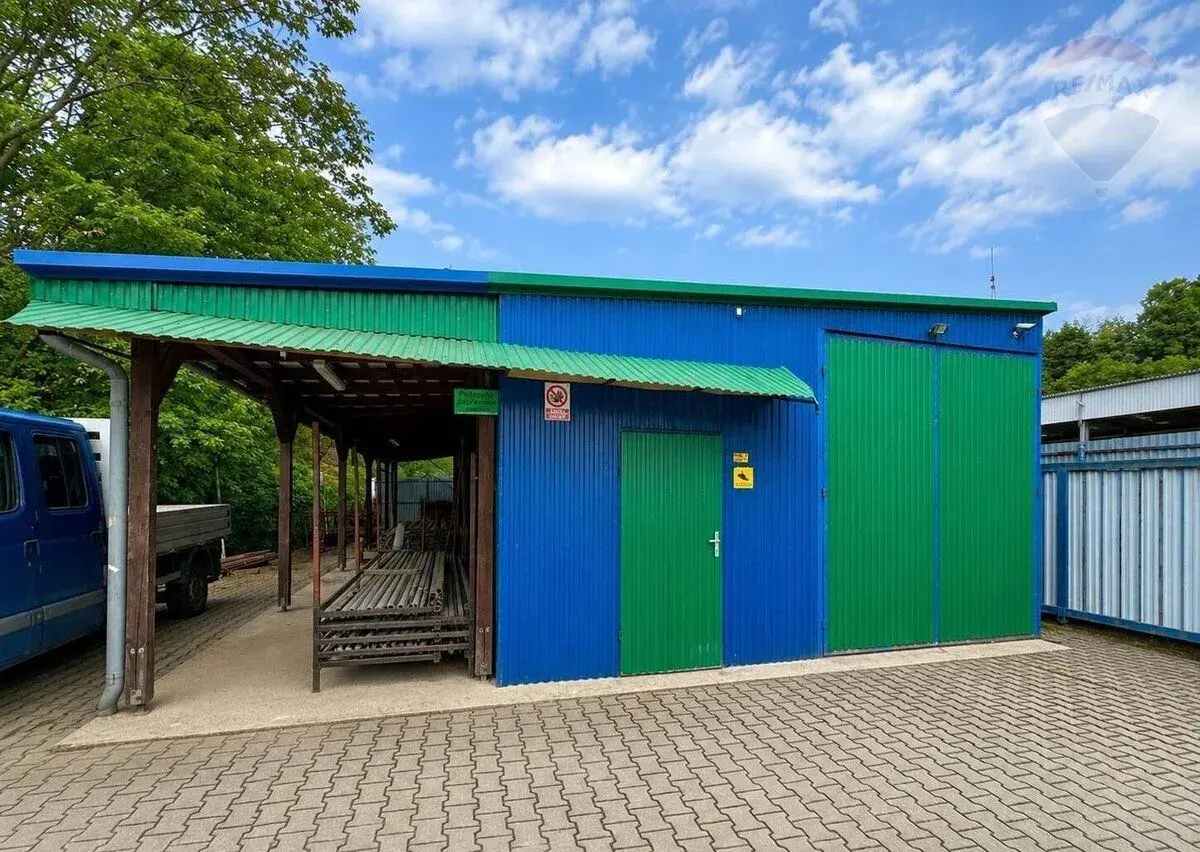 Skladové priestory 230 m2 s pozemkom 1 264 m², spevnené ploc