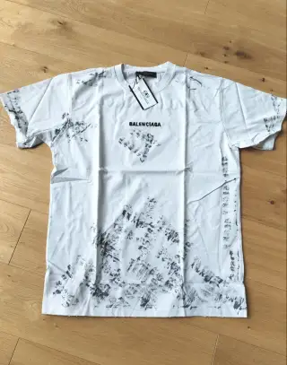 Tricko Balenciaga s trhanym detailom