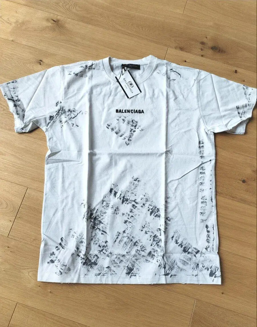 Tricko Balenciaga s trhanym detailom