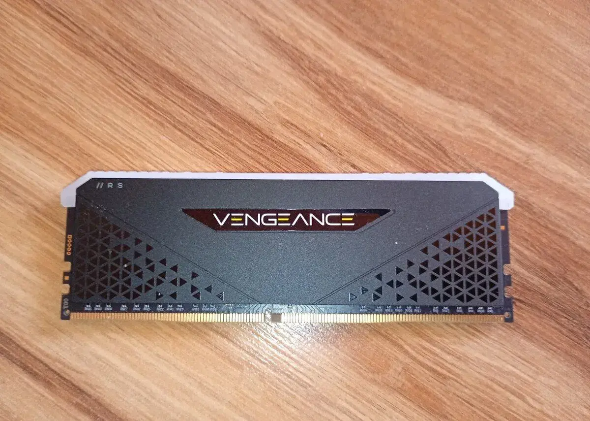 Corsair 8 GB DDR4 3 200 MHz CL16 Vengeance RS RGB