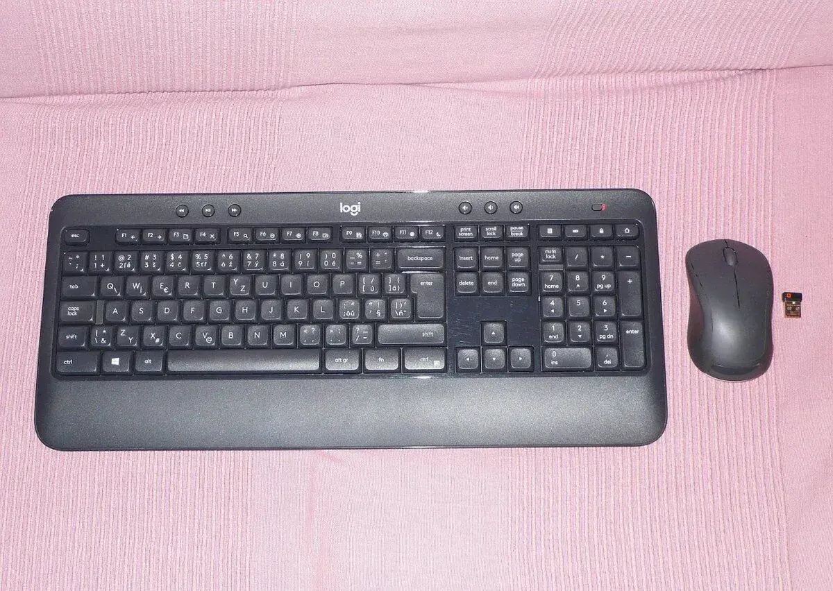 Set bezdrôtovú klávesnicu a myš Logi