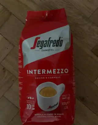 Zrnkovú kávu Segafredo Intermezzo Deciso Corposo 1kg