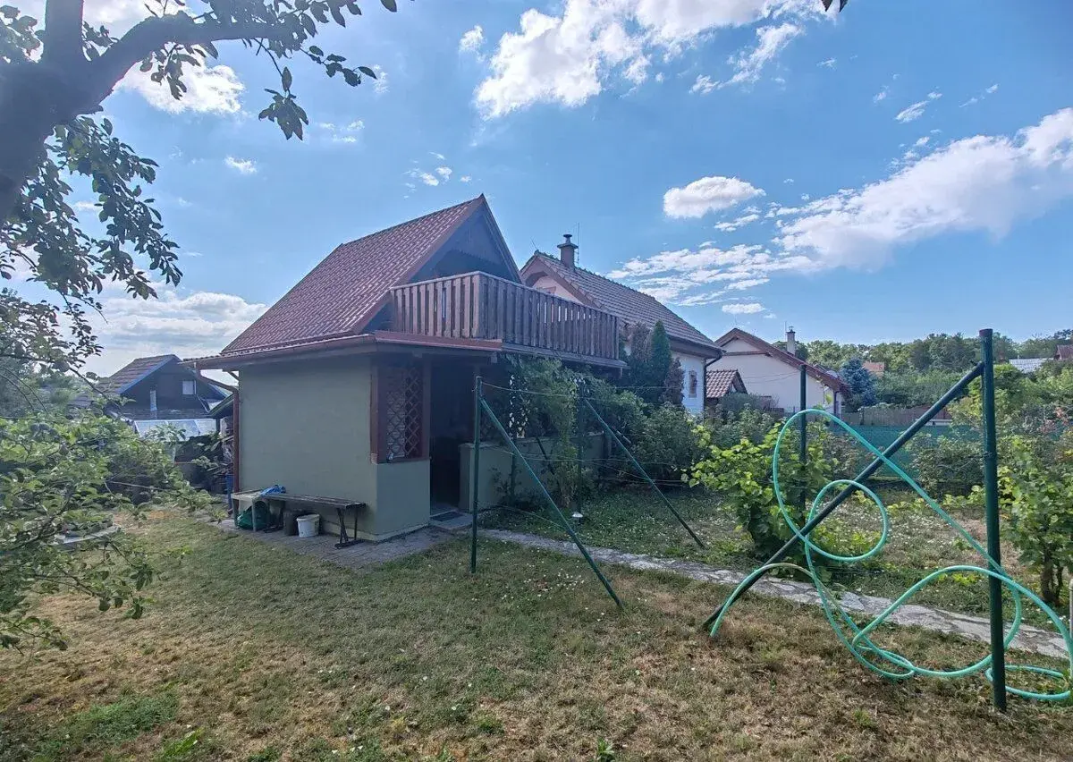 Tovarníky - záhradka s chatkou a zariadením