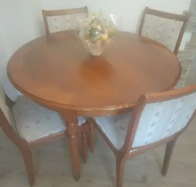 Krásna rozkladací stôl a 4 stoličky