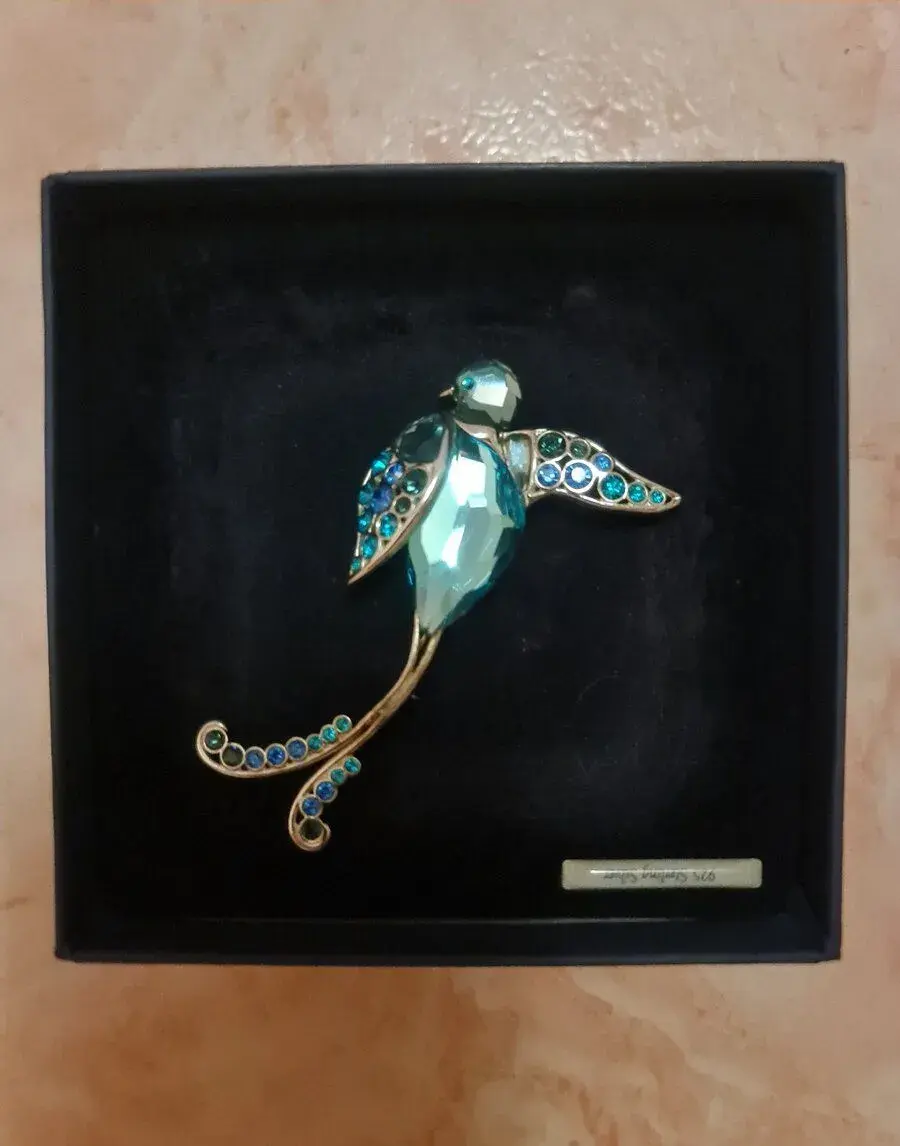 Swarovski strieborná brošňa s modrým vtákom.