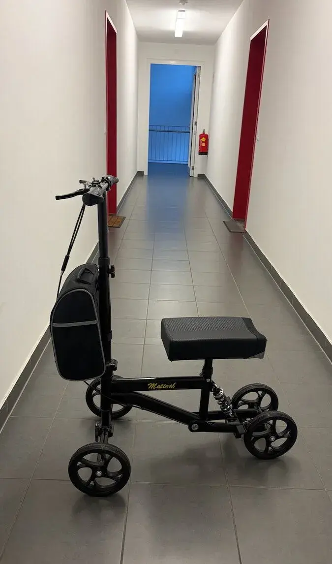 Kolenná kolobežka, knee scooter, walker, ako nahrada barlí