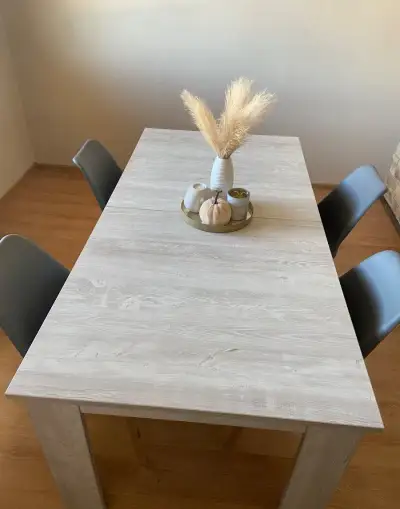Jedálwnský stôl +4 stoličky